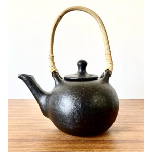 Longpi pottery kettle with cane handle 1Lt. - Indigi Crafts